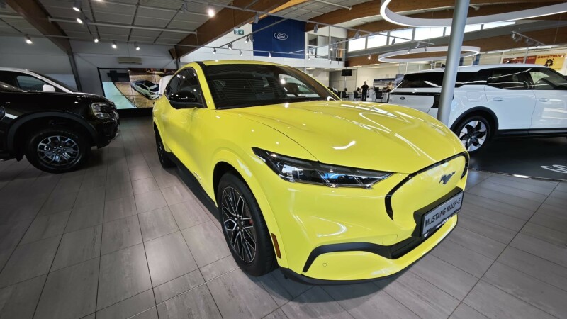 Ford Mustang Mach-E MACH-E Premium 5D 88 kWh,0 PRODLOUŽENÝ DOJEZD 276 kW / 375 k AWD Automatická