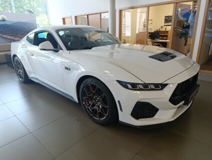 Ford Mustang V8 GT Fastback 5,0 GT 328 kW / 446 k 10st. automatická