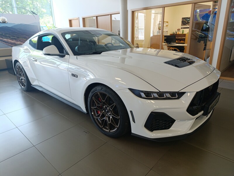 Ford Mustang V8 GT Fastback 5,0 GT 328 kW / 446 k 10st. automatická