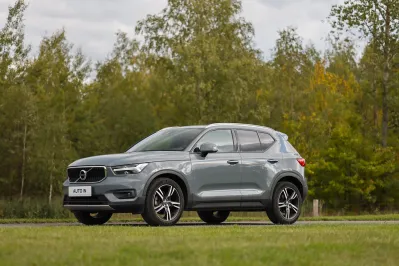 Volvo XC40 4x4 Momentum PRO, B4 145kW A/T