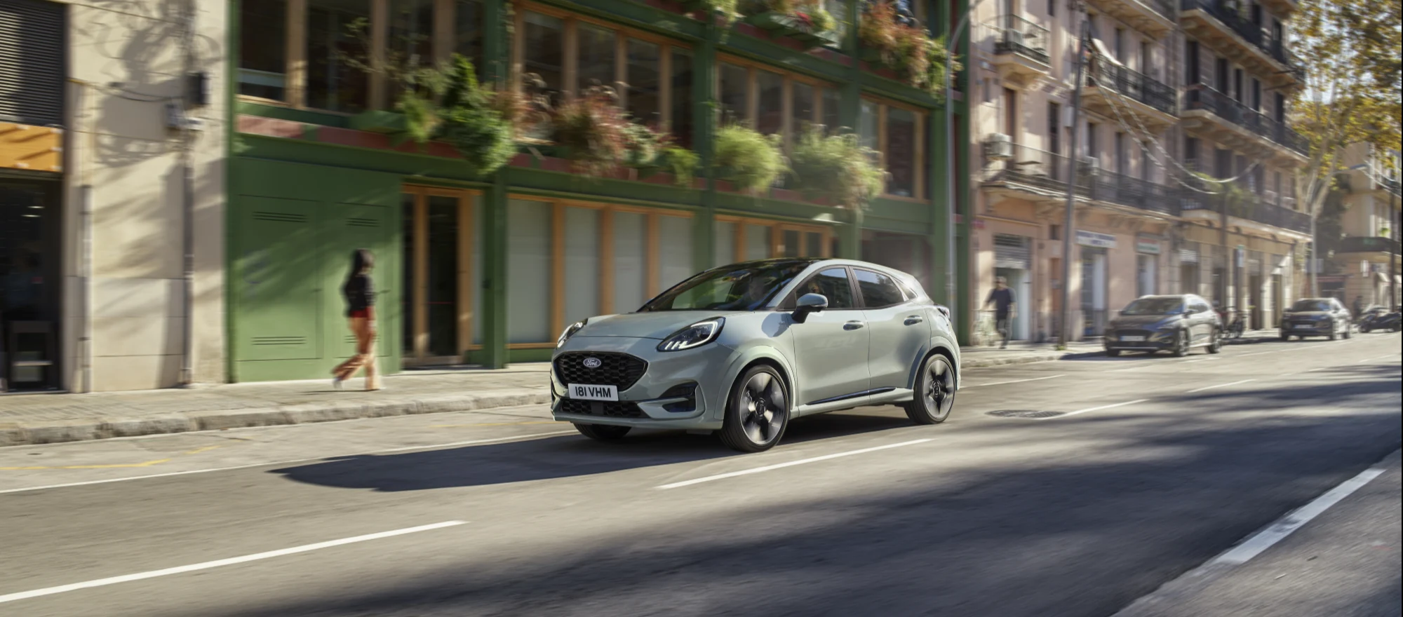 ford puma e gen projíždí ulicí s lidmi