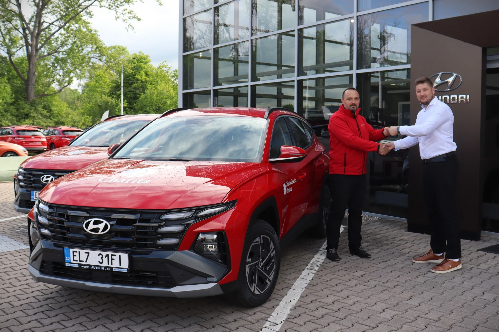 Prodejce předává nové vozy Hyundai Tucson oblastnímu zástupci Charita Chrudim.