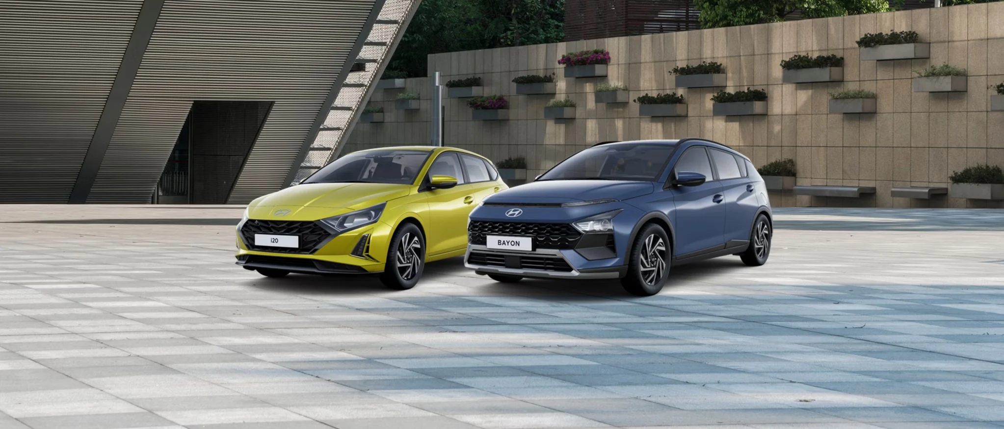 Hyundai Bayon a i20 vystavené před moderním domem