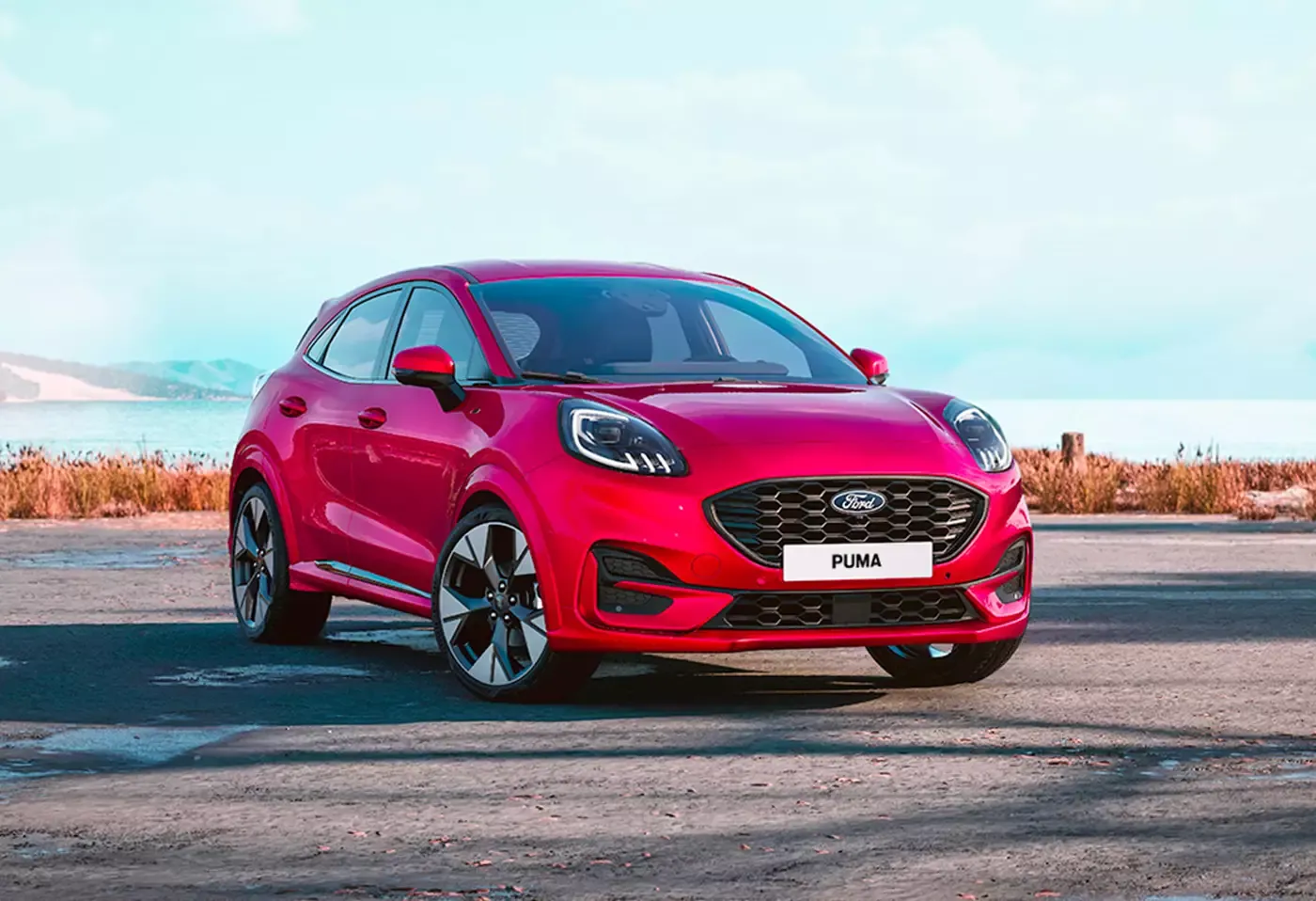 benzínová ford puma na staré silnice v pozadí je moře a hory