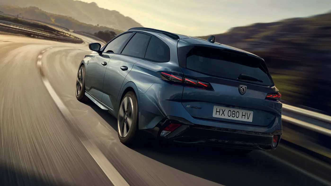 Peugeot 308 SW jede rychle po dálnici hornatou krajinou.