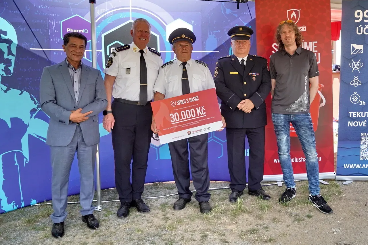 Předání finančního příspěvku dobrovolným hasičům od společnosti AUTO IN s.r.o. foto 1