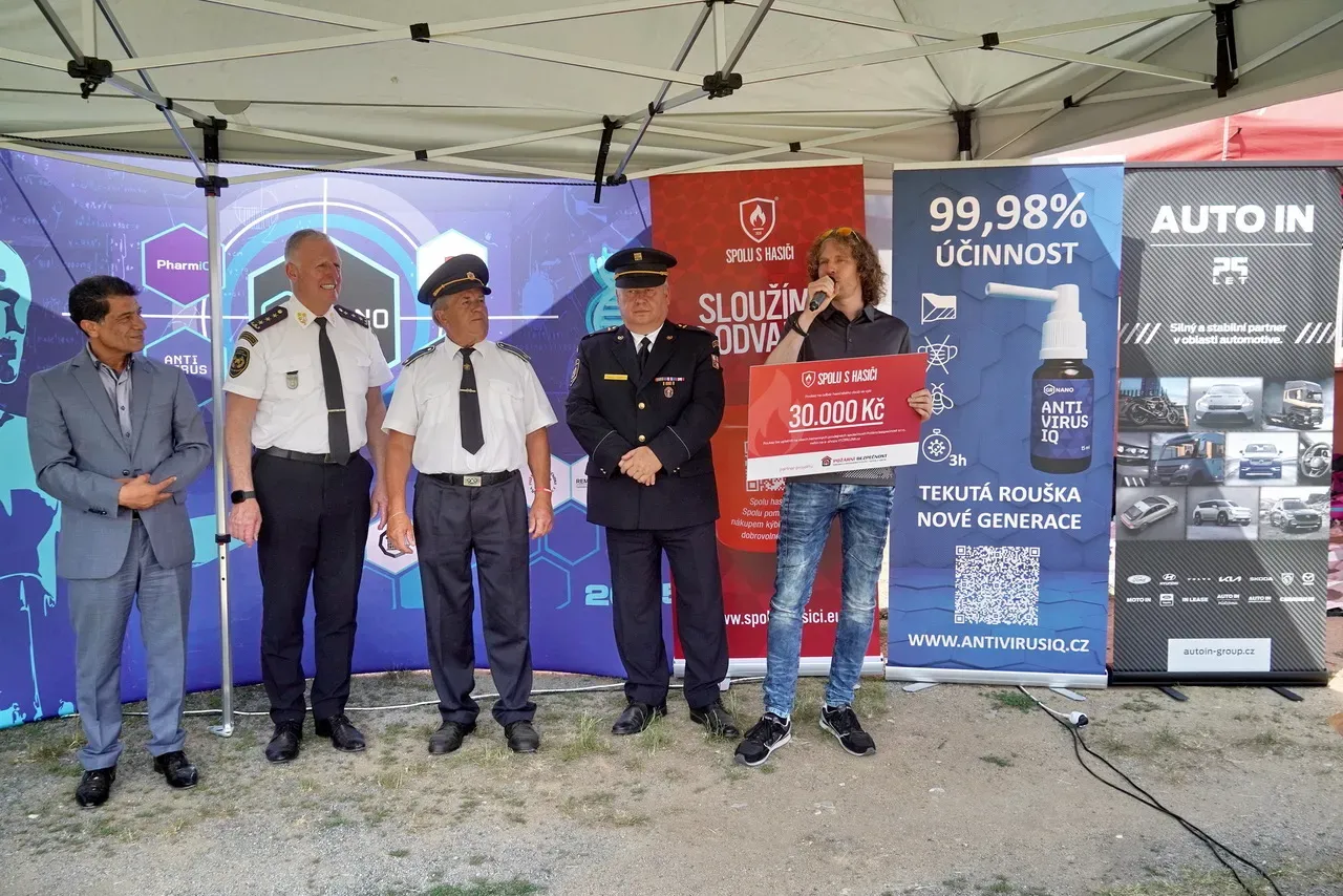 Předání finančního příspěvku dobrovolným hasičům od společnosti AUTO IN s.r.o. foto 3