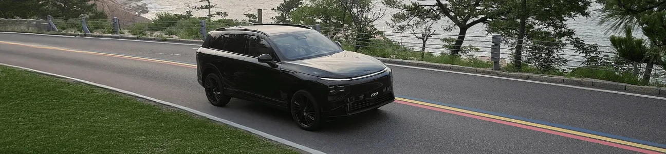 Pohled na přední část po silnici jedoucího vozu Xpeng G9